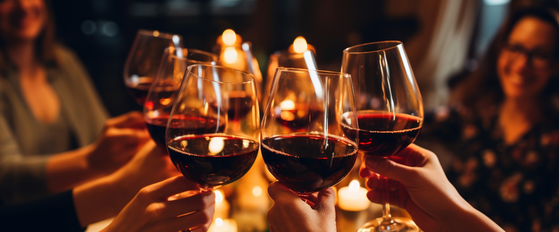 Eine Gruppe von Personen, die während eines Abendessens mit Wein anstoßen